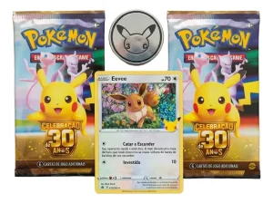 Blister Duplo Com Moeda Celebração 30 Anos Pokémon TCG Português – 12 Pacotes Booster, 1 Carta Promocional Eevee e 1 Moeda Plástica Colecionável temática