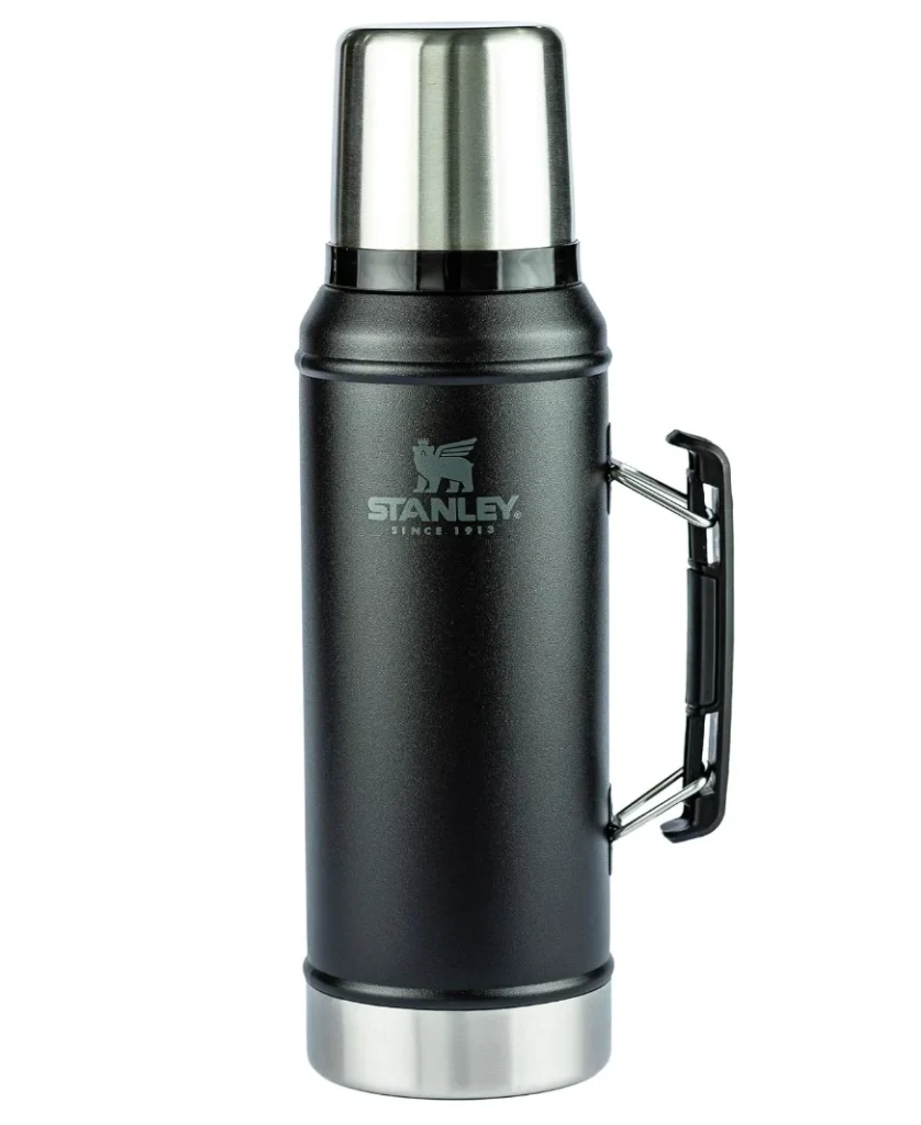 Garrafa térmica Stanley Classic, 0,95L, Adventure, Isolada, Aço Inoxidável, 28h quente, 1,5 dias gelado, Matte Black
